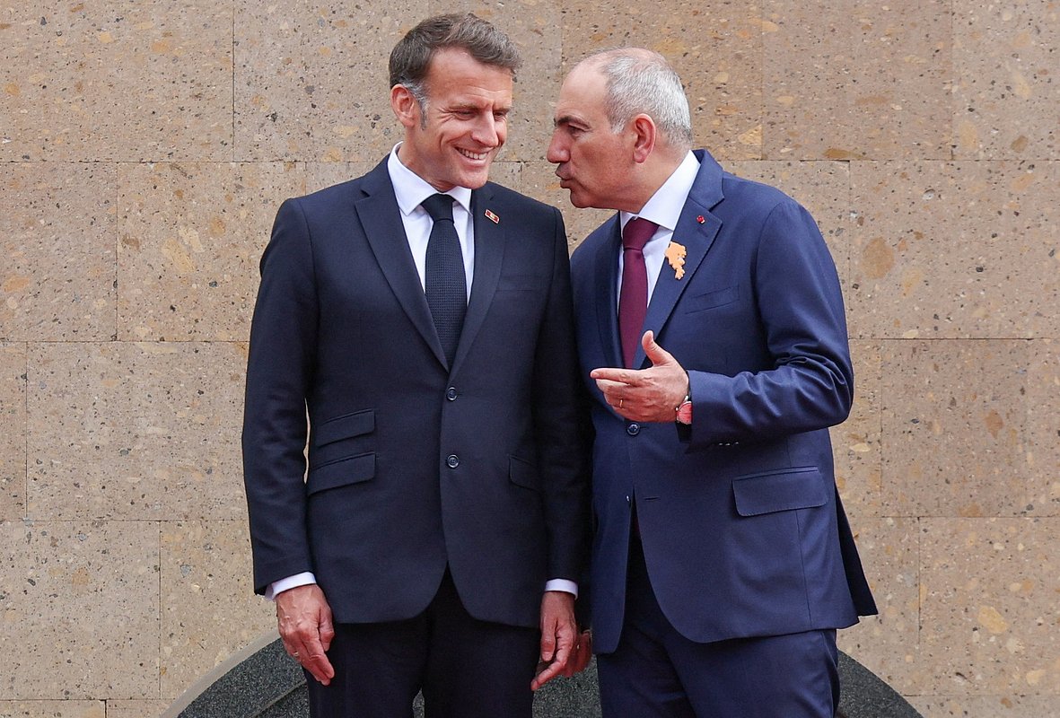 Президент Франции Эммануэль Макрон и премьер-министр Армении Никол Пашинян в Ереване, Армения, 5 мая 2026 года