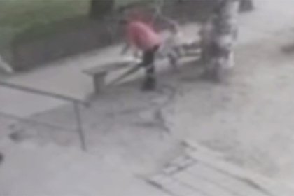 Случайная смерть россиянки на глазах у трехлетнего сына попала на видео