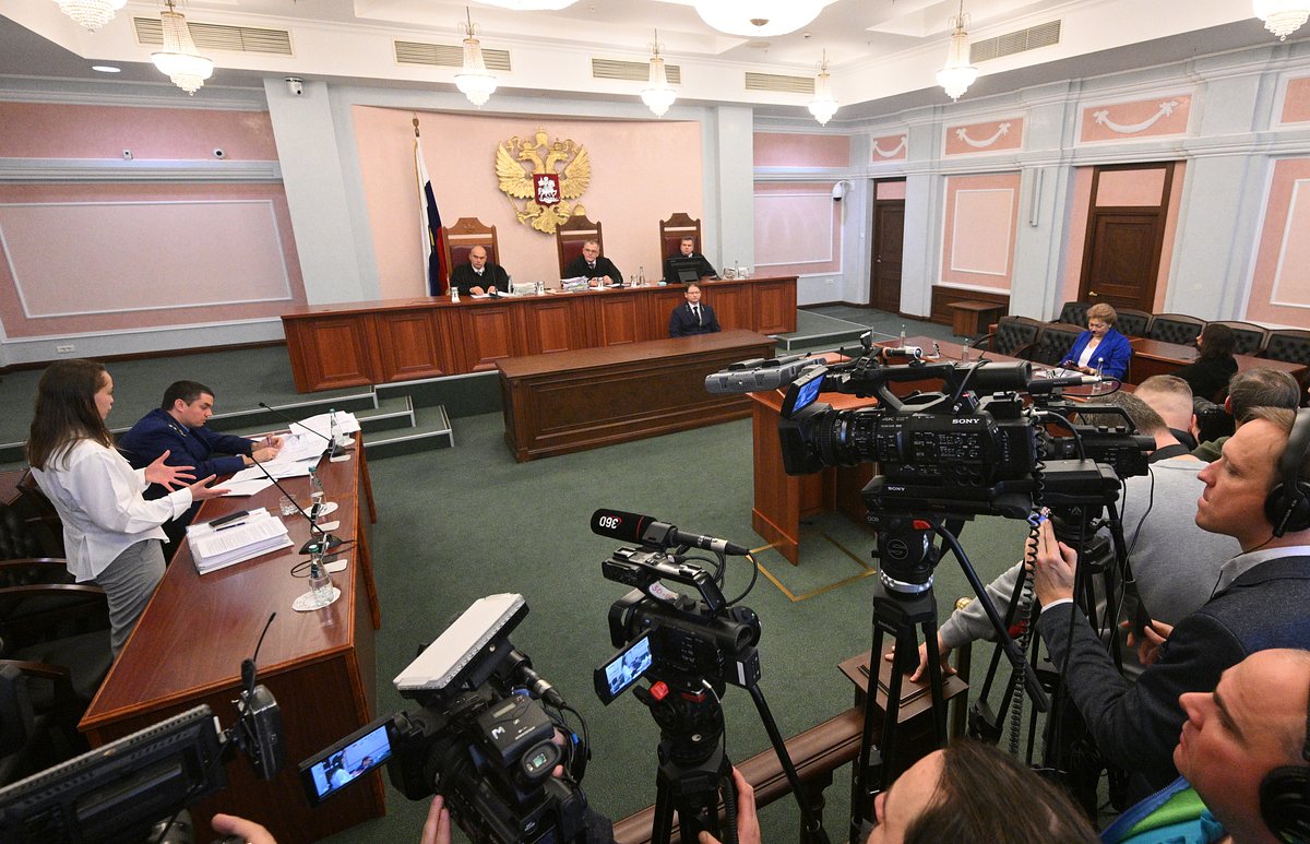 Адвокат Ларисы Долиной Мария Пухова (слева), адвокат Светлана Свириденко (вторая справа) и покупательница квартиры певицы Ларисы Долиной Полина Лурье на заседании Верховного суда РФ. 16 декабря 2025 года