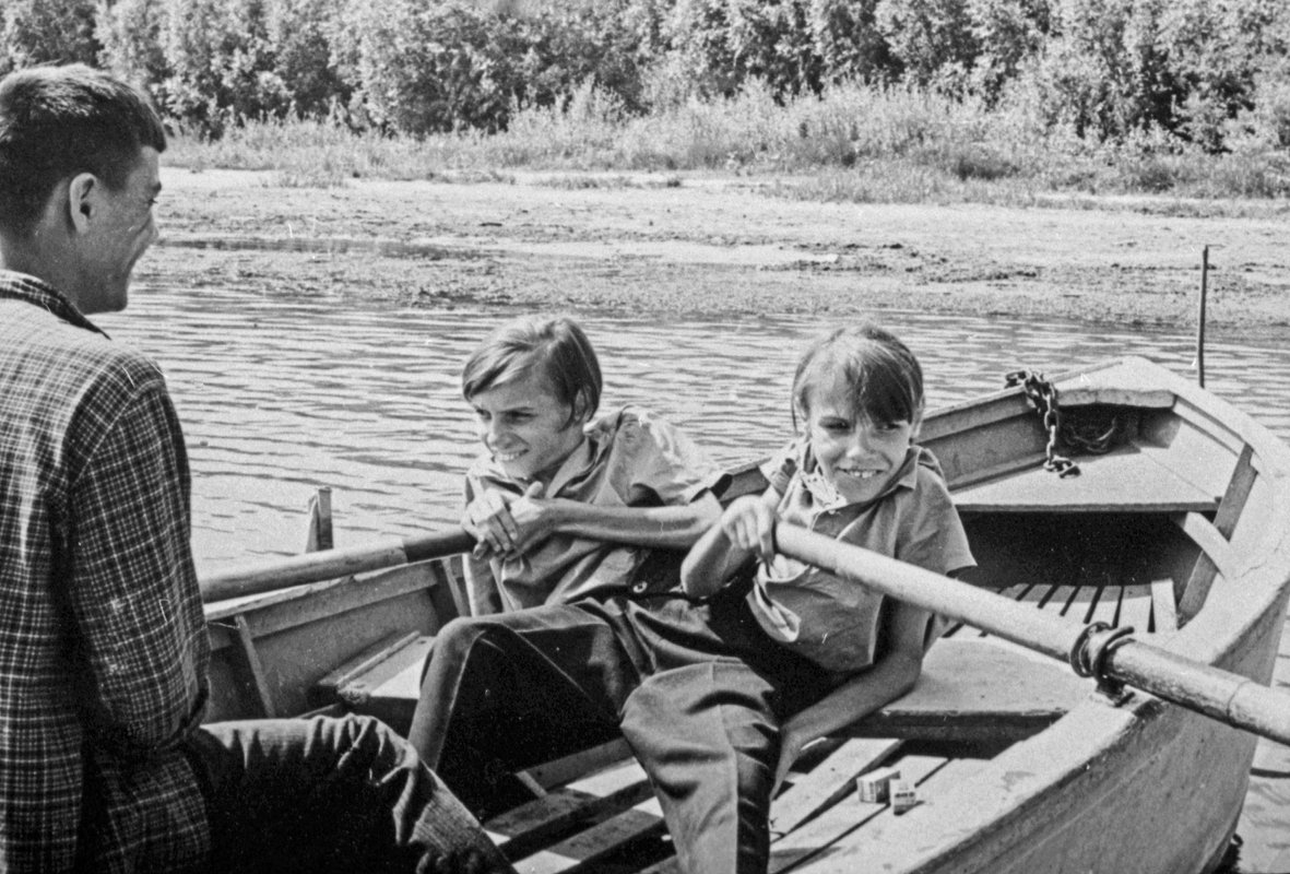 Маша и Даша катаются на лодке, 1965 год