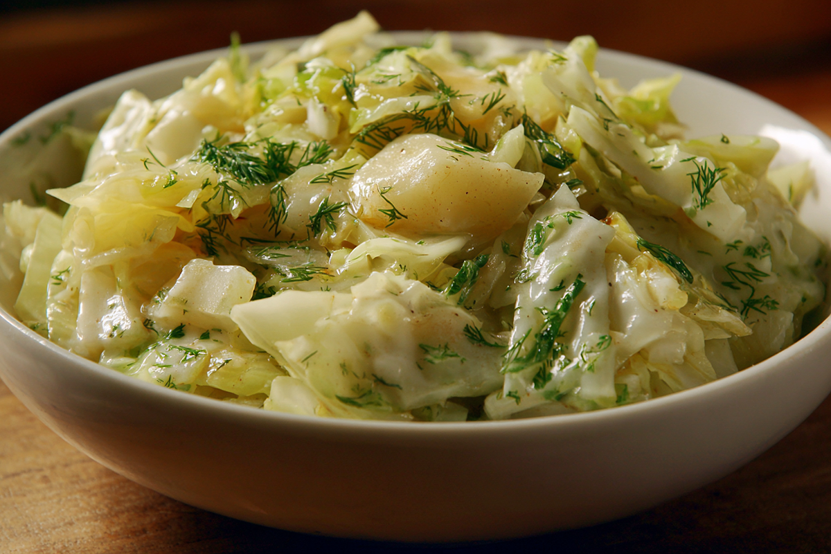 Капуста белокочанная, тушенная с яблоками