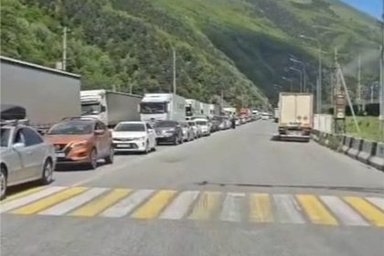 Огромная очередь из машин на границе с Грузией попала на видео