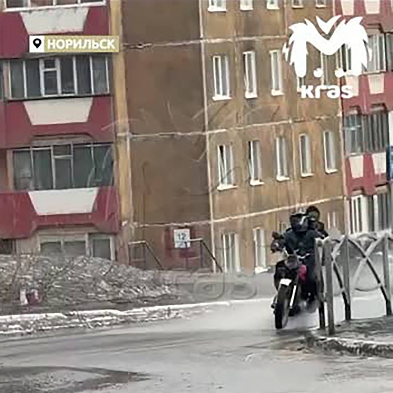 Мотоциклист на скорости снес россиянку при побеге от ДПС и попал на видео