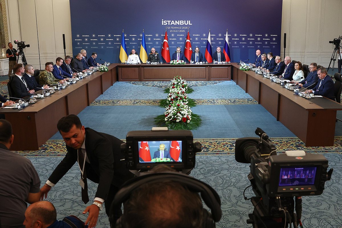 Переговоры делегаций России и Украины с участием представителей Турции во дворце Чираган в Стамбуле, Турция, 23 июля 2025 года