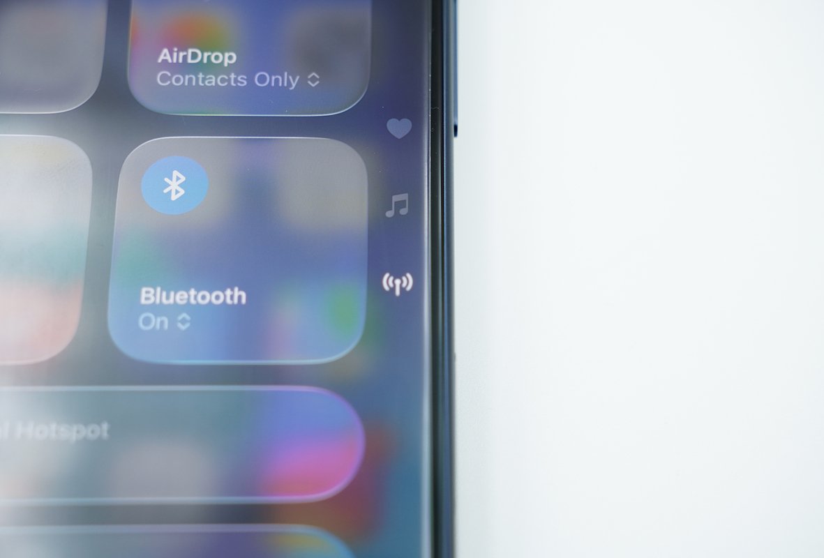 При переносе данных без кабеля на всякий случай нужно включить Bluetooth