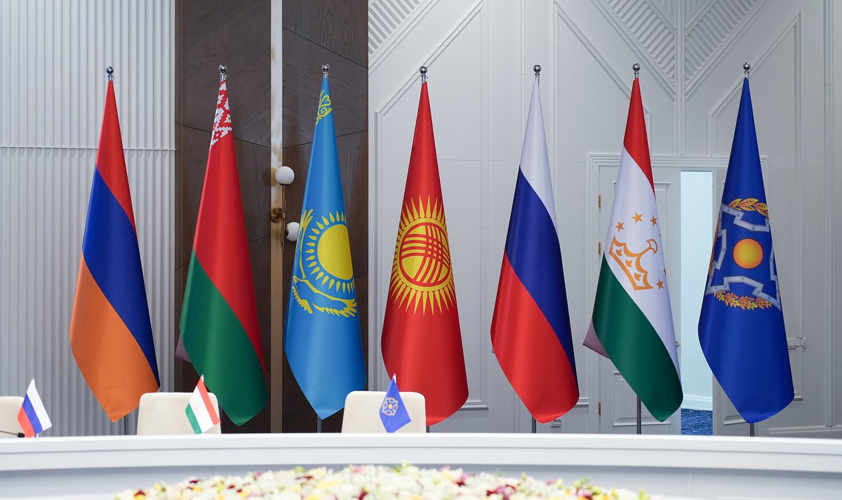 29.06.2025 Флаги стран-участниц заседания Совета министров иностранных дел ОДКБ в Чолпон-Ате. 