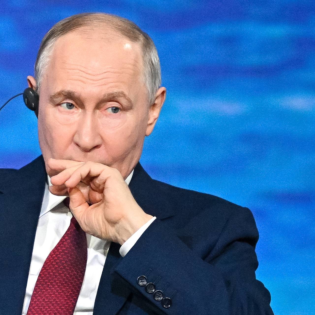 На ПМЭФ на сцену с Путиным вышел лидер постсоветской страны