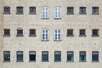 «Эти ощущения не описать словами». Россияне полюбили отели-тюрьмы. Кого это привлекает и сколько готовы платить за ночь на нарах? 