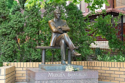 Сотрудницы музея Булгакова прогнали киевлянина за чтение Булгакова у памятника Булгакову