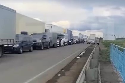 Сотни машин застряли на границе России и попали на видео