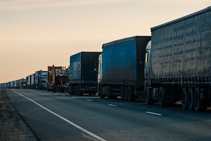 В Казахстане объяснили причину огромной пробки на границе с 