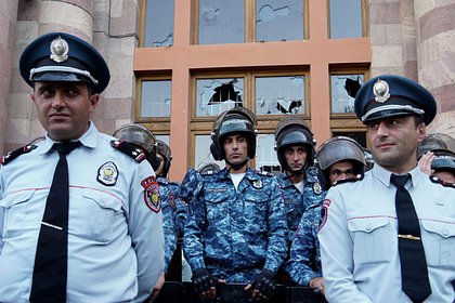 В центр Еревана стянулась полиция