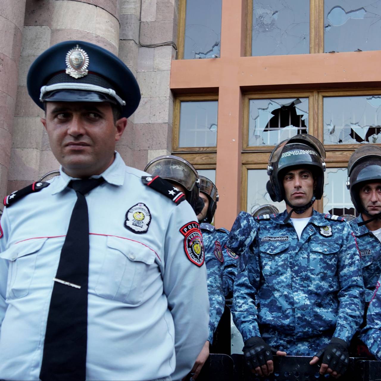 В центр Еревана стянулась полиция