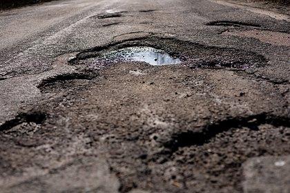 Автовладельцы пожаловались на ломающую машины дорогу в росси