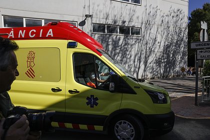 Мужчина напал на женщину и ребенка на пляже Европы и попытал