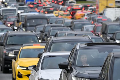 Автомобилистов предупредили об опасностях в поездах летом