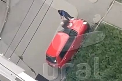 Россиянин без причины избил пенсионерку на глазах у прохожих и попал на видео