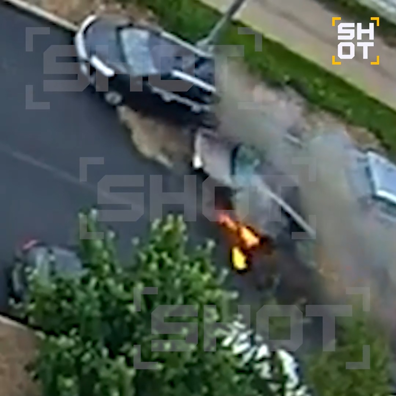Столкновение&nbsp; BMW после подрыва с припаркованной машиной в Подмосковье попало на видео