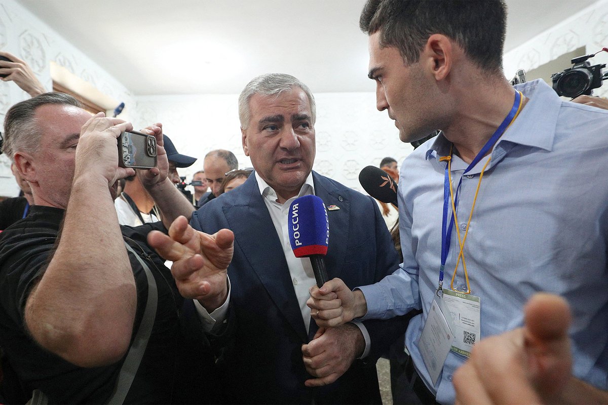 Лидер партии Сильная Армения Самвел Карапетян общается с журналистами на избирательном участке во время парламентских выборов, Ереван, Армения, 7 июня 2026 года