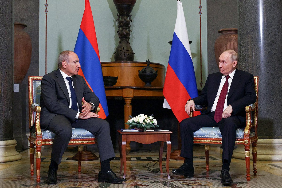 Премьер-министр Армении Никол Пашинян и президент России Владимир Путин в Санкт-Петербурге, Россия, 22 декабря 2025 года