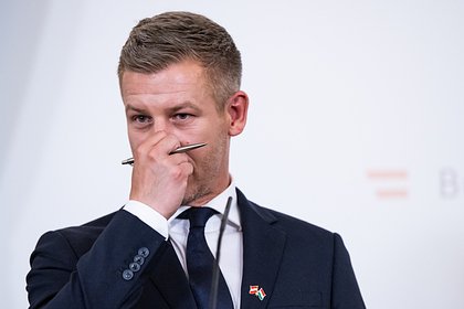 Премьер Венгрии станет в два раза беднее
