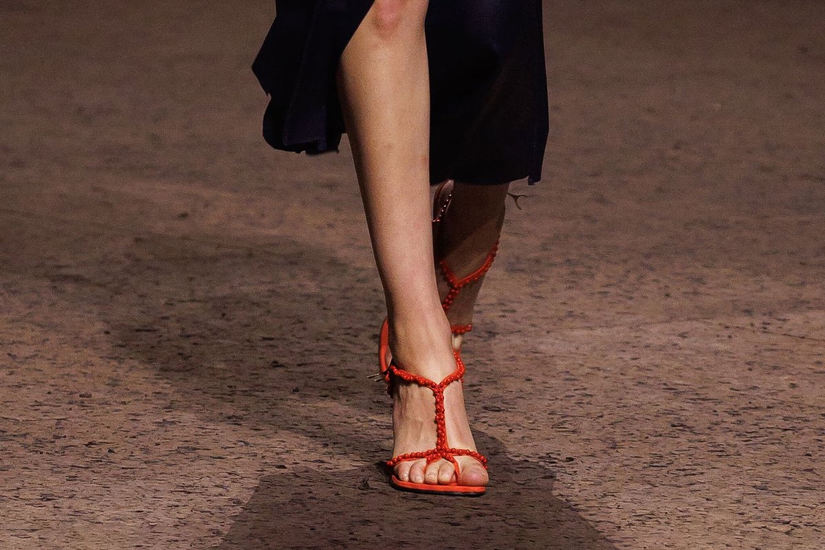 Босоножки McQueen с Т-образным ремешком на показе весна-лето 2026