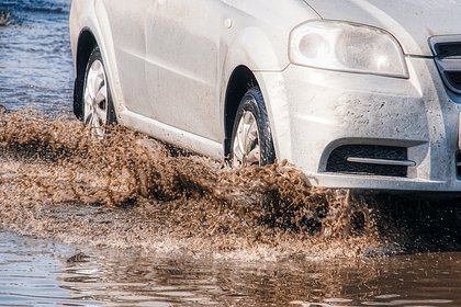 В российском городе на дорогу обрушилась грязевая лавина