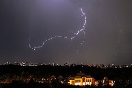 Москвичам пообещали грозы с жарой