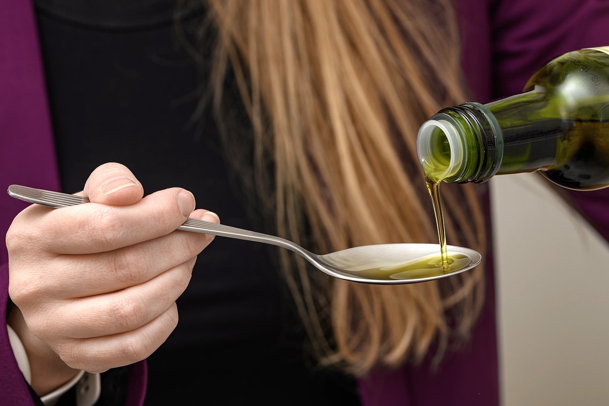 Extra Virgin olive oil produced by first cold pressing is usually used for salad dressing Photo: PawelKacperek / Shutterstock / Fotodom