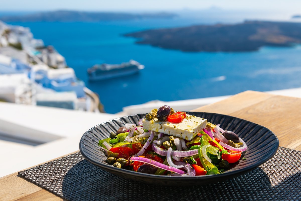 In some recipes capers or anchovies are added to Greek salad Photo: Olga Gavrilova / Shutterstock / Fotodom