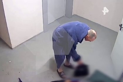 Россиянин в халате под камерами разбил женщине голову об пол