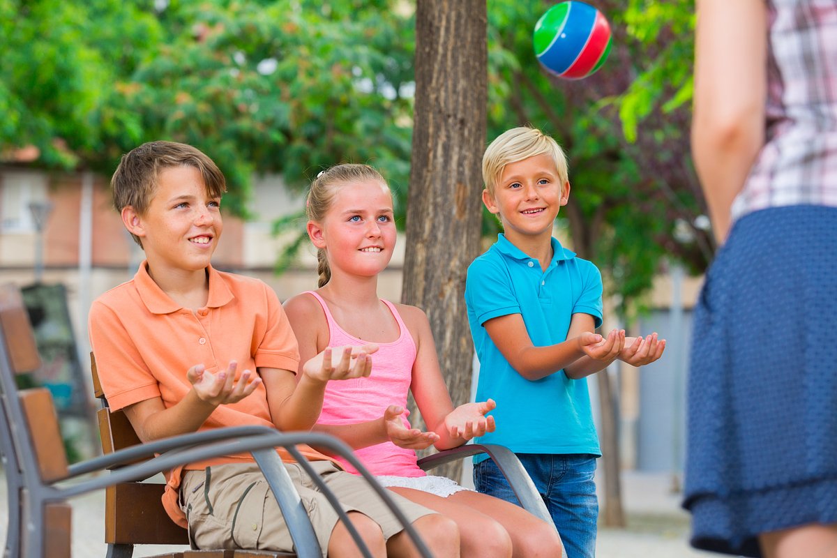 Игра в съедобное-несъедобное подходит даже для маленьких детей