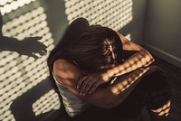 «Тело движется, но внутри ничего нет. Я умерла давным-давно». Как живут люди с синдромом ходячего трупа и можно ли им помочь? 