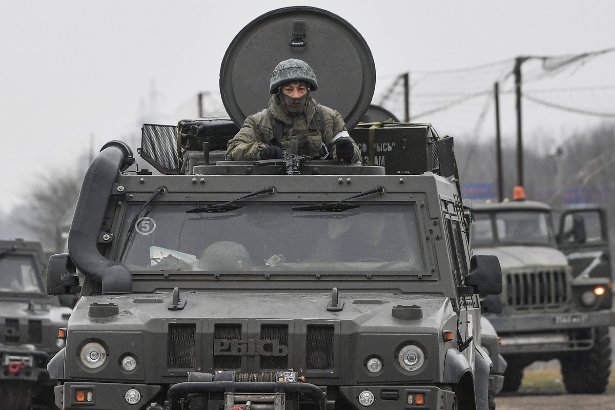 Военнослужащие ВС РФ на бронеавтомобилях «Рысь» в Армянске, 25 февраля 2022 года