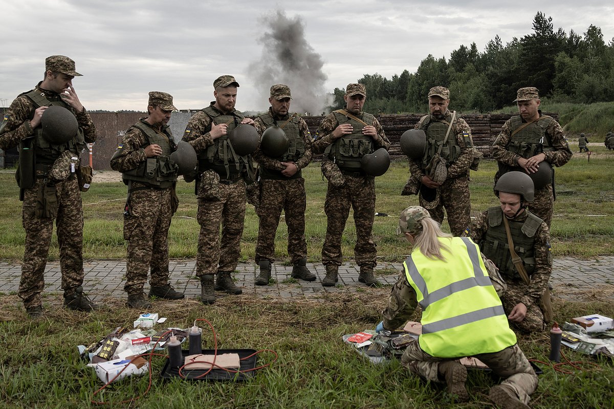 Мобилизованные новобранцы Нацгвардии Украины проходят базовую военную подготовку в учебном центре в Киевской области