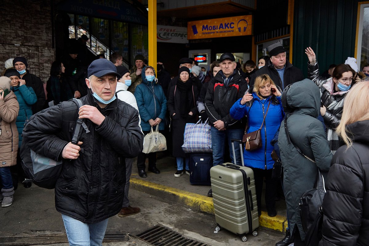 Люди ждут автобусов на автовокзале, чтобы выехать из Киева, 24 февраля 2022 года