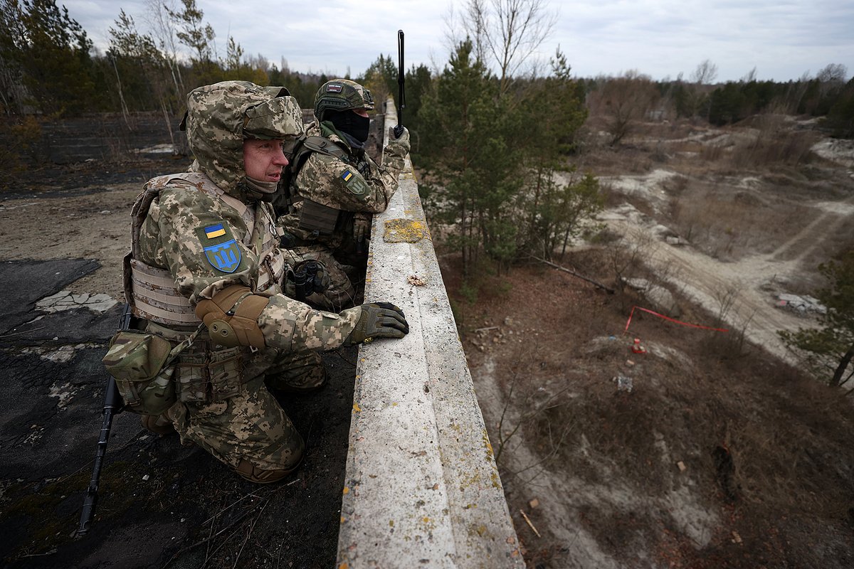 Военная подготовка гражданских лиц на старом промышленном предприятии в Деснянском районе Киева, 19 февраля 2022 года