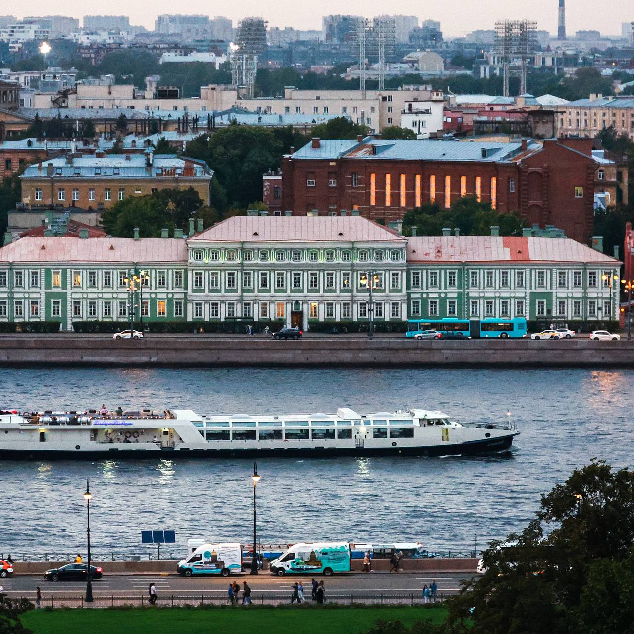 Названа цена самого дорогого этажа квартир в России