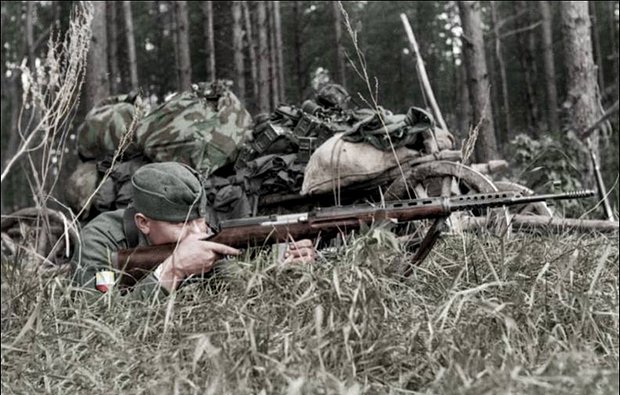 Немецкий солдат с трофейной СВТ-40