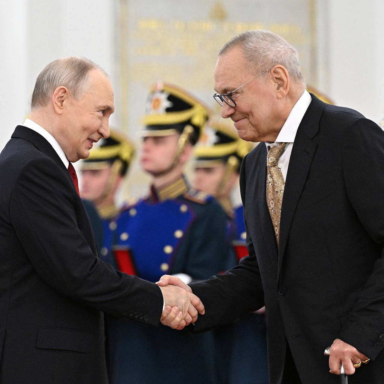 Путин вручил государственную премию Кончаловскому