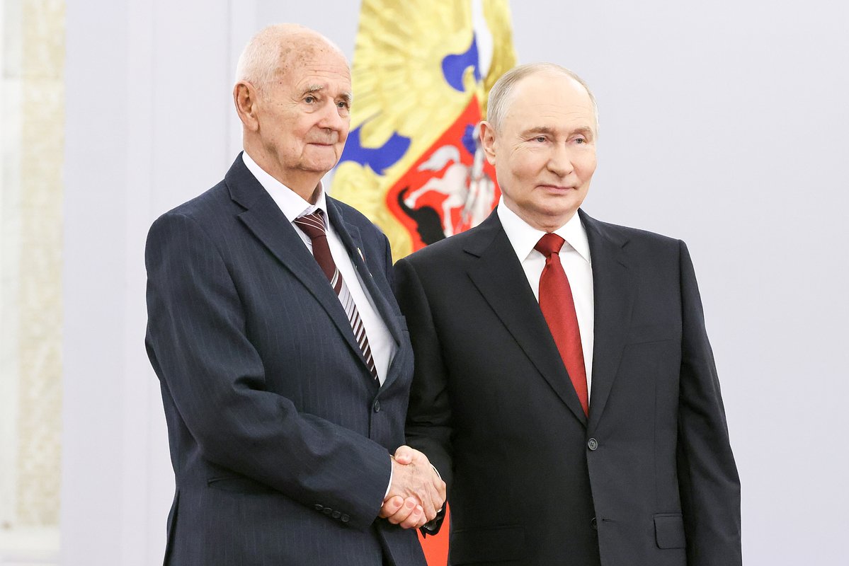 Президент РФ Владимир Путин и начальник сектора Центрального научно-исследовательского института точного машиностроения Петр Сердюков (слева), удостоенный звания Героя Труда РФ, на церемонии награждения