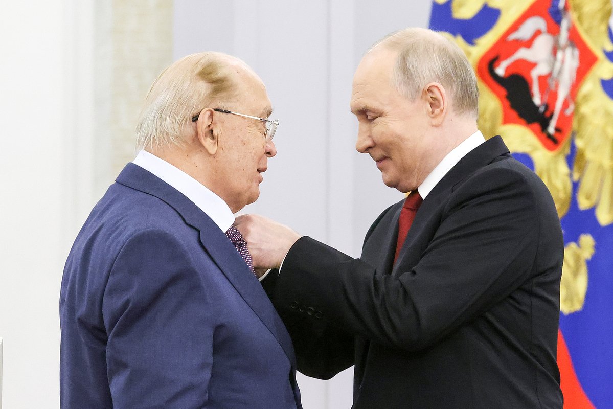 Президент РФ Владимир Путин и ректор МГУ, лауреат премии в области гуманитарной деятельности за 2025 год Виктор Садовничий (слева) на церемонии вручения государственных премий и наград в Большом Кремлевском дворце в День России