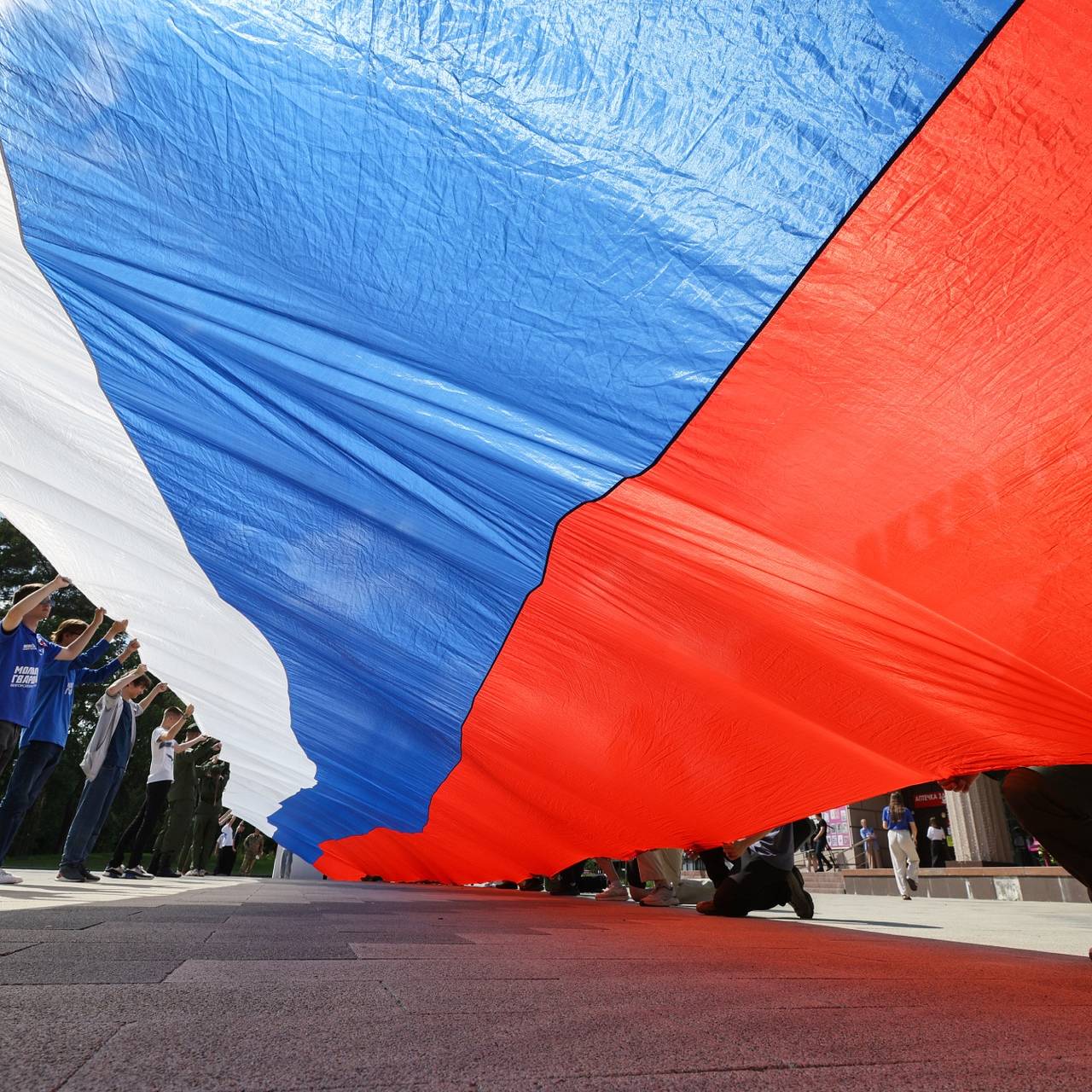 В Нижнем Новгороде развернули флаг России длиной в 100 метров