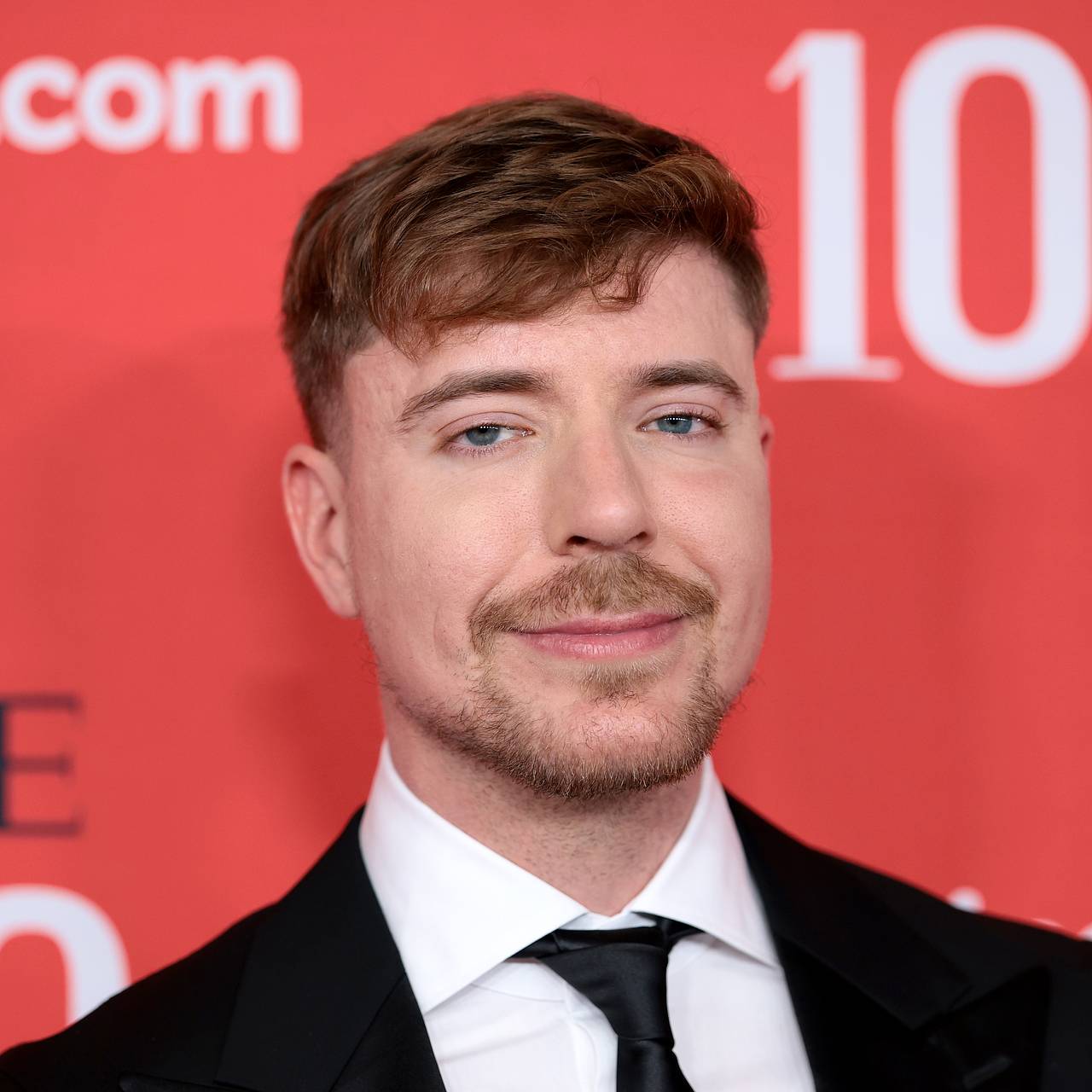 На блогера MrBeast подписалась шестнадцатая часть населения Земли