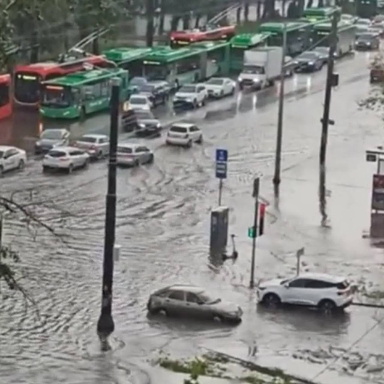 В российском городе затопило отреставрированный за полмиллиарда рублей участок дороги