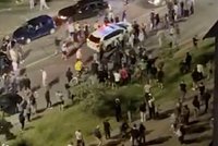 Толпа киевлян вышла против ТЦК из-за насильственной мобилизации. Прохожие заступились за парня и устроили потасовку с военкомами 