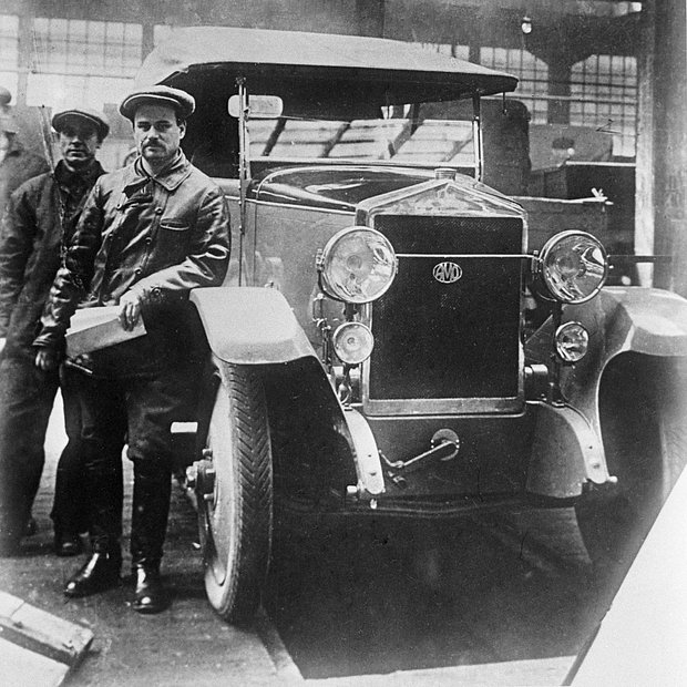 Иван Лихачев (на первом плане), директор Московского автомобильного завода у автомобиля, выпущенного заводом