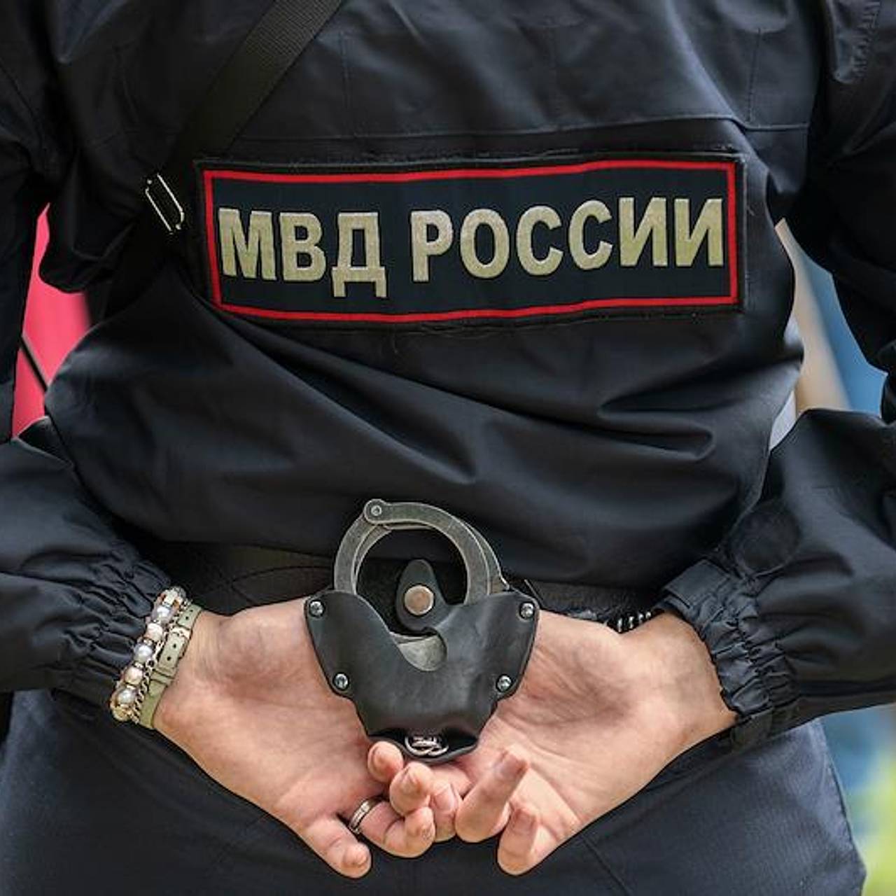 Россиянин набросился на незнакомку и уселся на нее с шарфом
