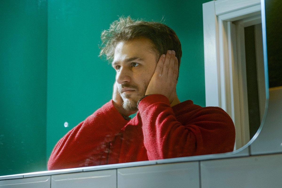 Когда человек испытывает сильную эмоцию, к голове приливает кровь, поэтому уши краснеют и становятся горячими