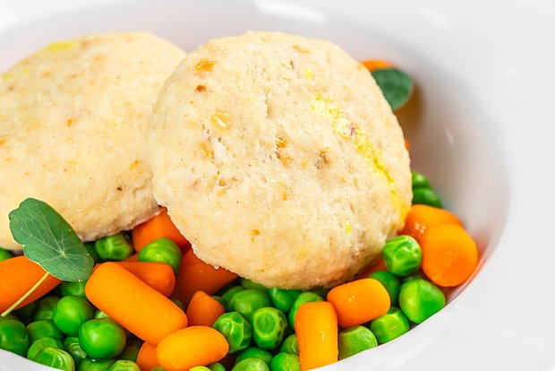 Паровые биточки из пикши с зеленым горошком и морковью